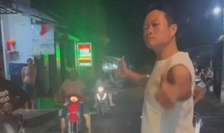 TP.HCM: Người đàn ông chạy xe máy chặn đầu ô tô, khiêu khích tài xế